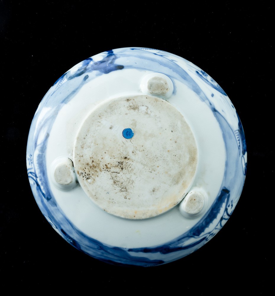 Censer Tripode in Porcellana Bianca e Blu a Decoro Paesaggistico, Cina, Dinastia Qing, Epoca Qian...