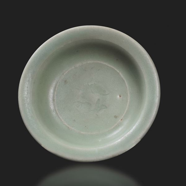 Piattino in porcellana celadon a decoro di coppia di pesci incussi nel cavetto, Cina, Dinastia Song, XIII secolo