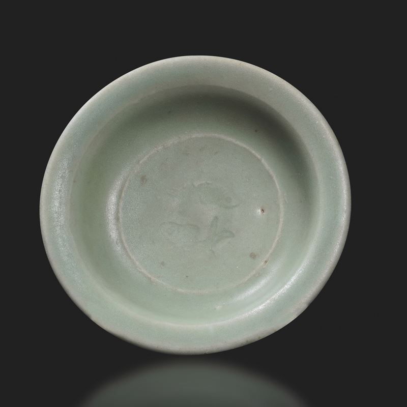 Celadon porcelain plate with decoration of pair of fish incised in cavetto, China, Song Dynasty, 13th century  - Auction Fine Asian Works of Art - I - Cambi Casa d'Aste