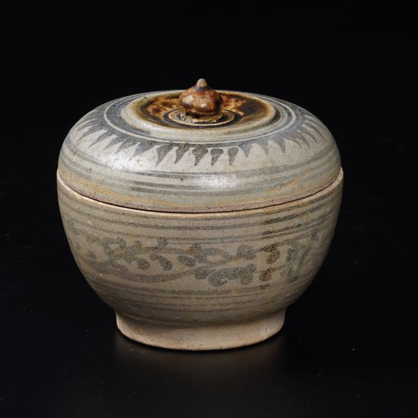 Scatola in gres con decoro naturalistico bianco e blu, Vietnam, XVII secolo