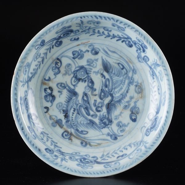 Piatto in porcellana bianca e blu a decoro di fenici, Vietnam, XVII secolo