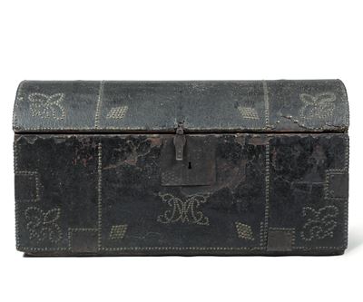 Baule in Legno Rivestito in Pelle Borchiata. XVII-XVIII Secolo