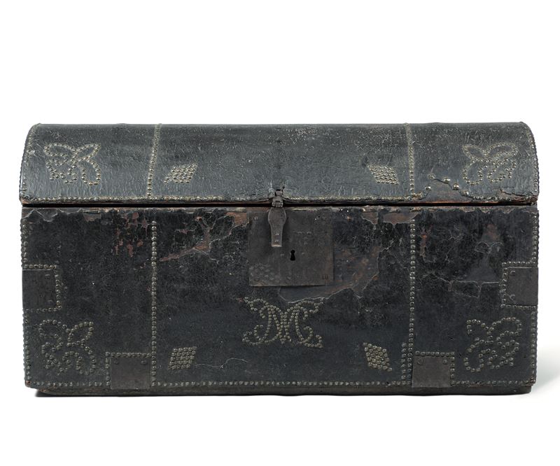 Baule in legno rivestito in pelle borchiata. XVII-XVIII secolo  - Auction Antique - Cambi Casa d'Aste