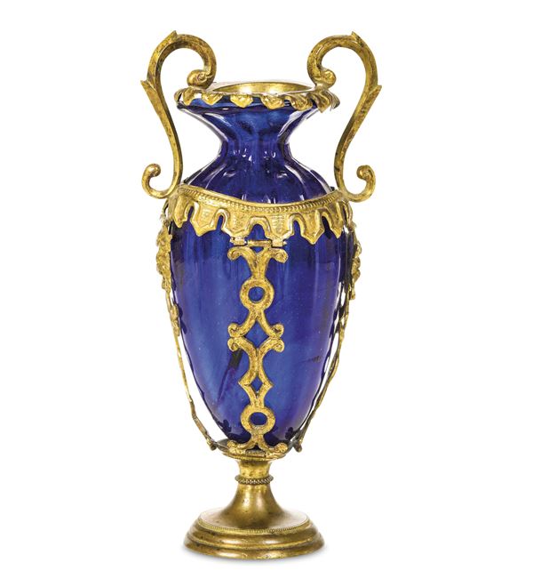Vaso biansato in vetro soffiato blu cobalto con montatura in bronzo dorato. Firenze o Venezia, XVI-XVII secolo