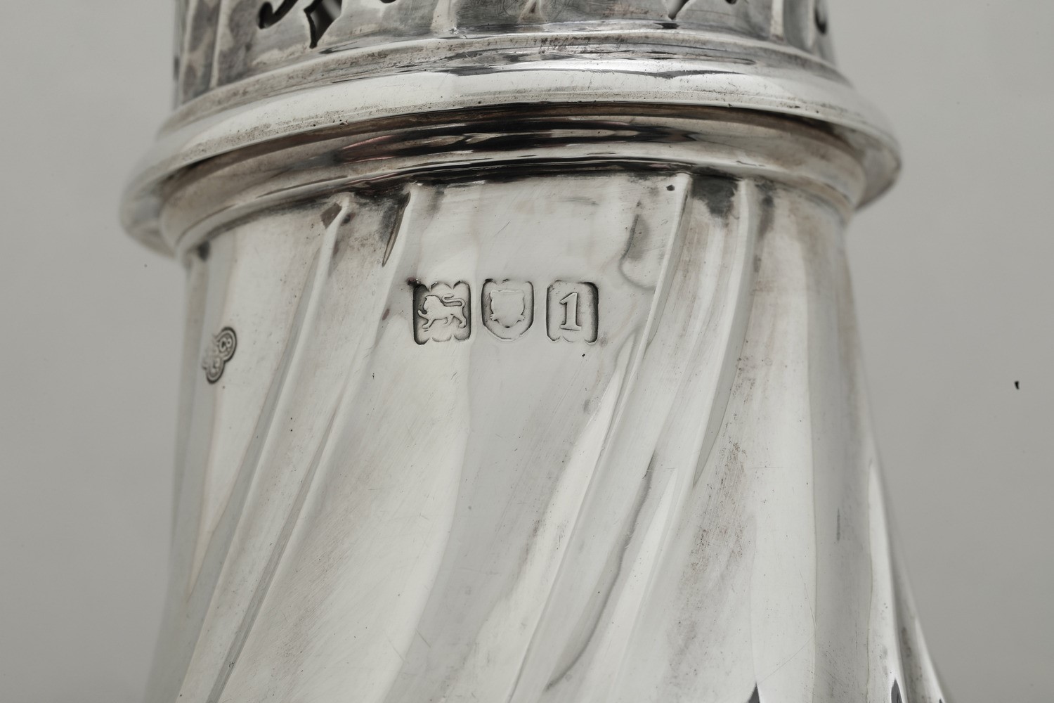 Spargizucchero. Londra 1906. Argentiere Goldsmiths & Silversmiths Company
