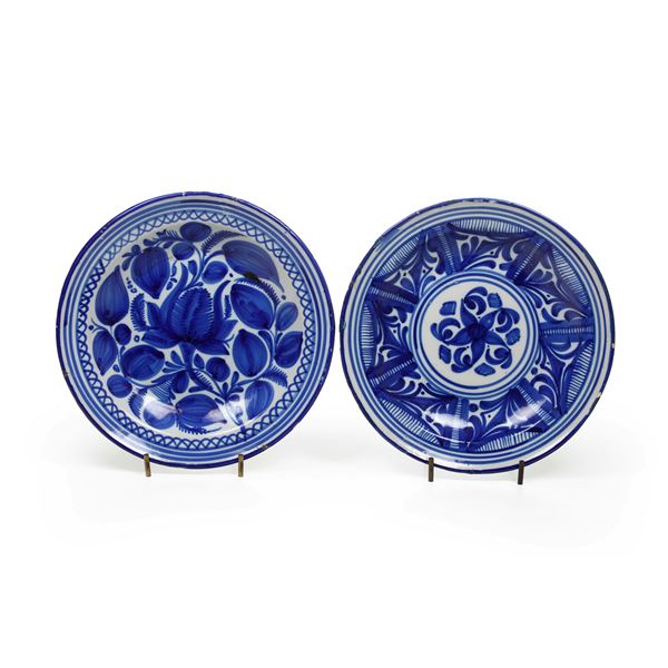 Due piatti. Olanda, Manifattura di Delft, XX secolo. 