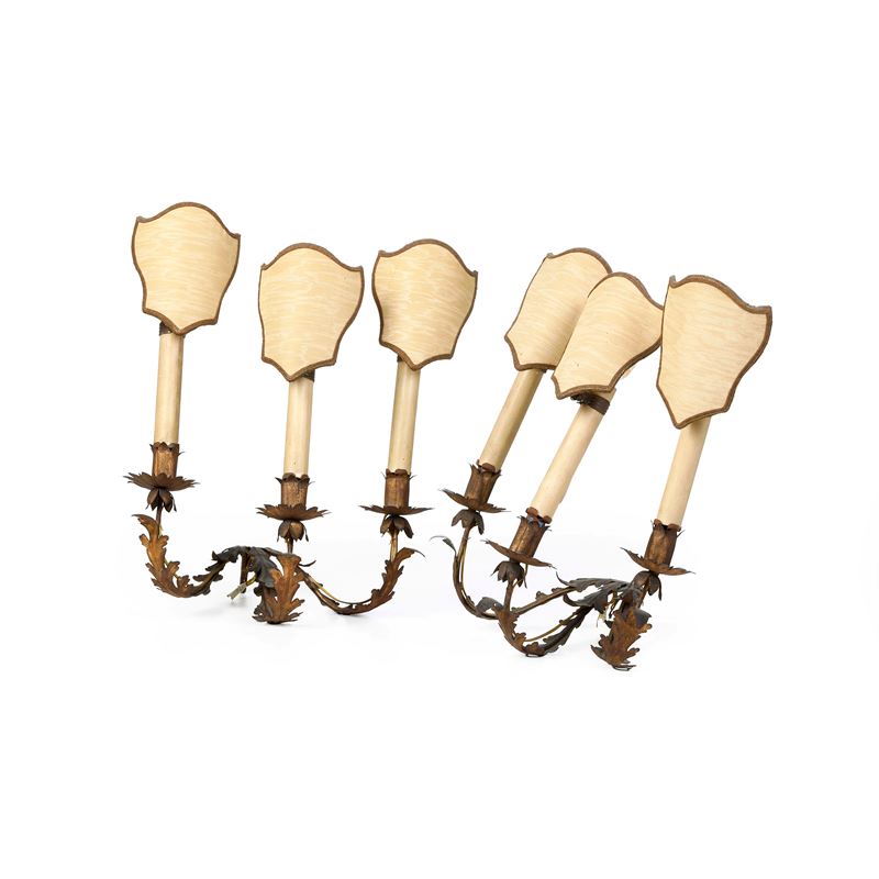 Coppia di applique a tre luci in lamina metallica con paralumi  - Auction Antiques - Cambi Casa d'Aste