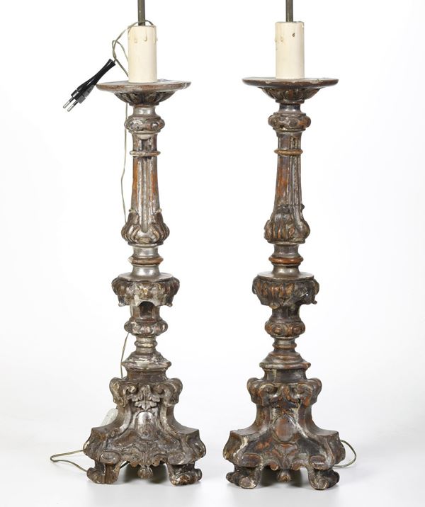 Coppia di portaceri in legno intagliato. XVIII-XIX secolo