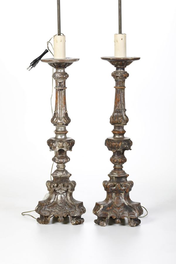 Coppia di portaceri in legno intagliato. XVIII-XIX secolo