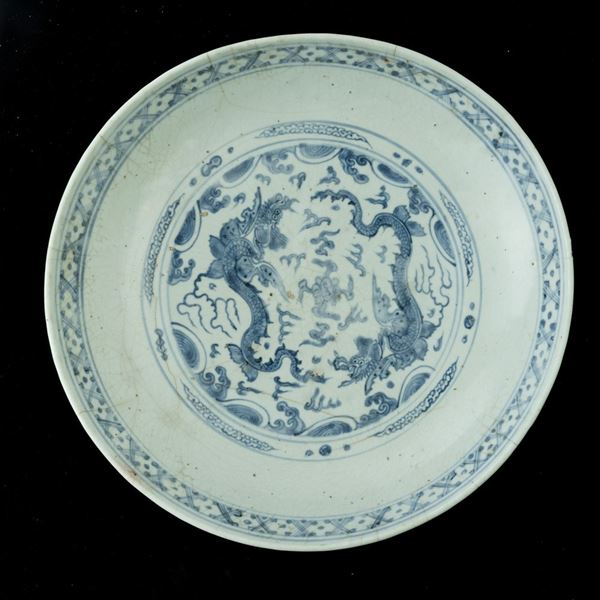 Piatto in porcellana bianca e blu a decoro di draghi, Cina, Dinastia Qing, XVIII secolo