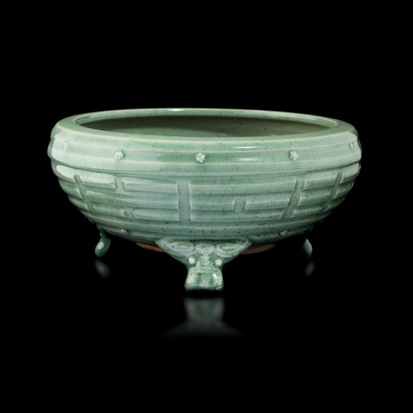 Incensiere tripode in porcellana longquan con scatola di legno, Cina, Dinastia Ming, XV secolo
