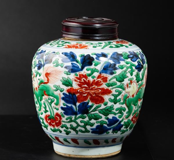 Vaso in porcellana con coperchio a decoro floreale, Famiglia Verde, Cina, Dinastia Qing, XIX secolo