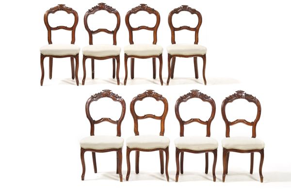 Lotto di otto sedie in legno intagliato. XIX secolo