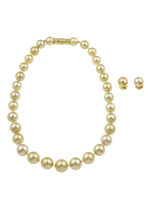 Demi-parure composta da collana e orecchini con perle gold
