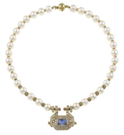 Collana con perle coltivate e pendente in oro giallo 750/1000 con diamanti e zaffiro (Sri Lanka)