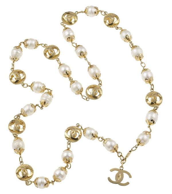Pearl and gold necklace. Signed Chanel