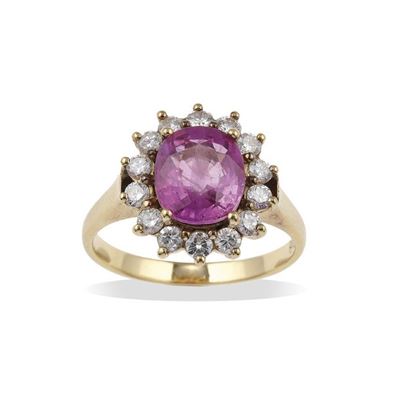 Anello con Corindone Rosa, Evidenze di Trattamento Termico, e Diamanti a Contorno