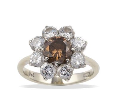 Anello con diamante centrale fancy brown e diamanti di contorno, montatura in oro bianco 750/1000