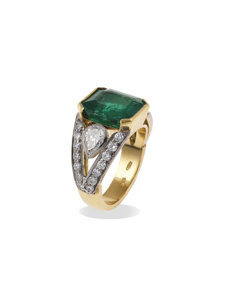 Anello con Smeraldo Colombia di Ct 3.60 Circa e Diamanti