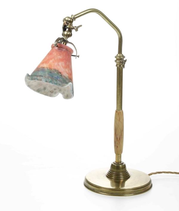 Lampada Liberty in ottone e vetro. XX secolo