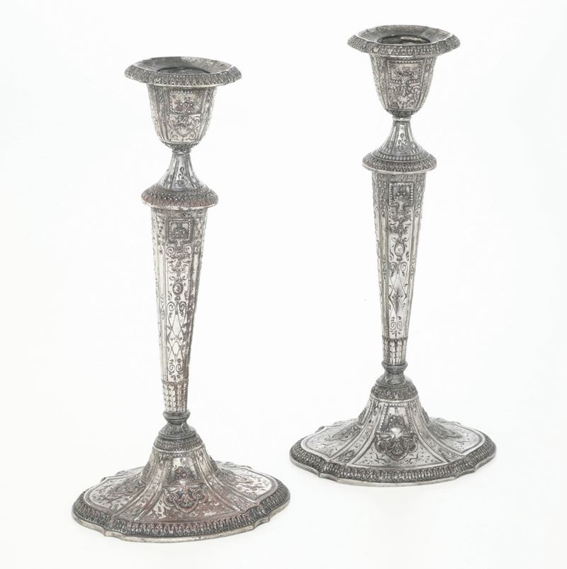 Coppia di candelieri in metallo argentato  - Asta Antiquariato - Cambi Casa d'Aste