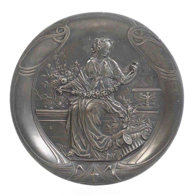 Piatto con matrona in metallo. XX secolo  - Auction Antiques - Cambi Casa d'Aste