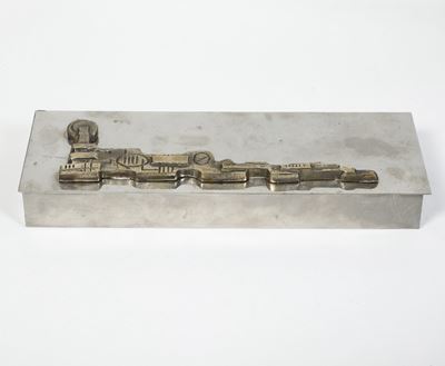 Scatola decorativa con applicazioni in metallo