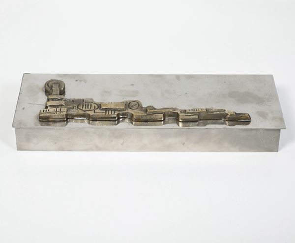 Scatola con applicazioni in metallo