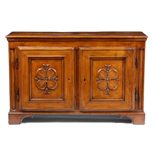 Credenza in noce a due ante pannellate. XVIII secolo