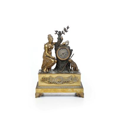 Pendola da tavolo in bronzo dorato con figura femminile e cane, Francia XX secolo
