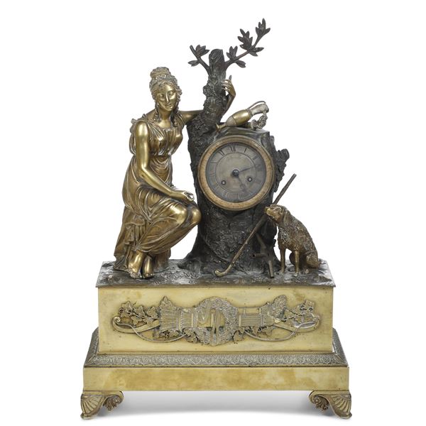 Pendola da tavolo con cassa in bronzo dorato sormontata da figura femminile con cane. Francia XX secolo