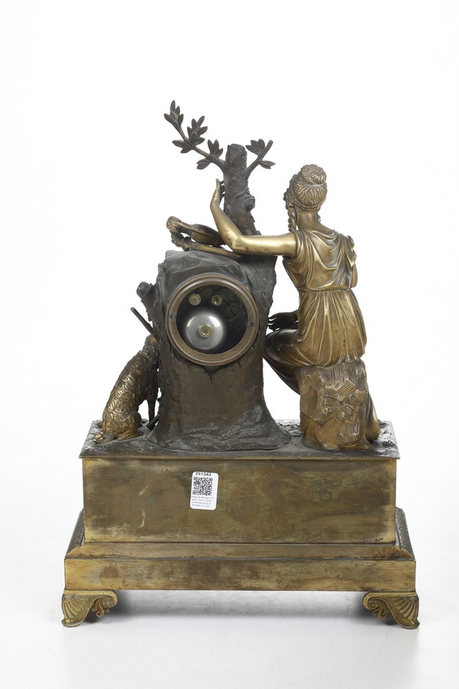Pendola da tavolo in bronzo dorato con figura femminile e cane, Francia XX secolo