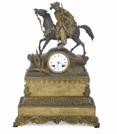 Pendola da Tavolo con Cassa in Bronzo Dorato Sormontata da Figura di Saraceno. Francia XIX-XX Sec...