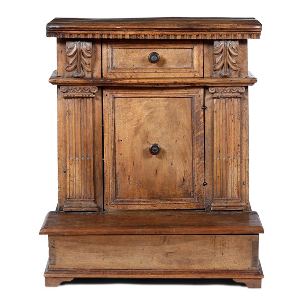 Inginocchiatoio in noce intagliato