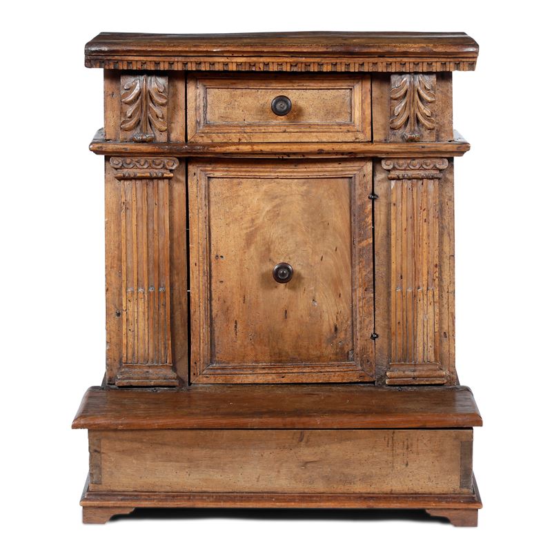 Inginocchiatoio in noce intagliato  - Auction Antique - Cambi Casa d'Aste