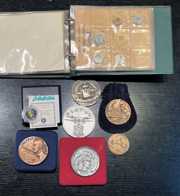 REPUBBLICA ITALIANA. Lotto di sette medaglie e album contenente serie monete Repubblica Italiana dal 1973 al 1981. 