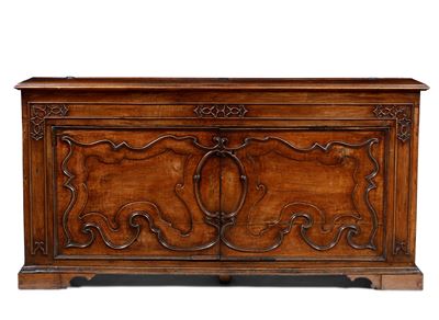 Grande Credenza a Due Ante in Legno Intagliato. XIX-XX Secolo