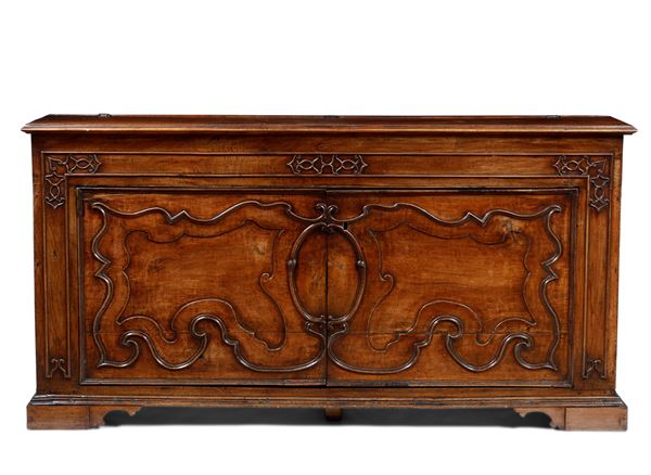 Grande credenza a due ante in legno intagliato. XIX-XX secolo