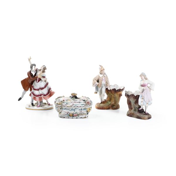 Una scatola e tre figurine. Nove, XIX secolo e Germania XX secolo.