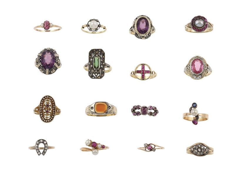 Lotto costituito da sedici anelli con gemme sintetiche, perline e rosette di diamante  - Asta Gioielli - Cambi Casa d'Aste