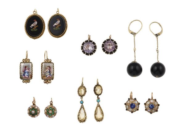 Lotto costituito da sette paia di orecchini con micromosaici, perline, gemme sintetiche, miniature e quarzi