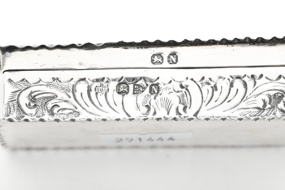 Tabacchiera e Piccola Lattiera in Argento. Inghilterra XX Secolo