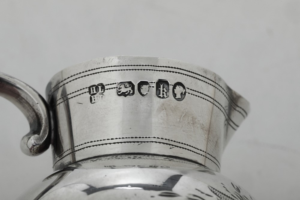 Tabacchiera e Piccola Lattiera in Argento. Inghilterra XX Secolo