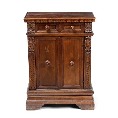 Credenzino a Due Ante in Legno Intagliato. XIX-XX Secolo