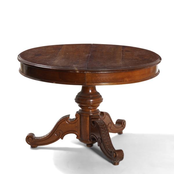Tavolo allungabile in legno intagliato. XIX secolo