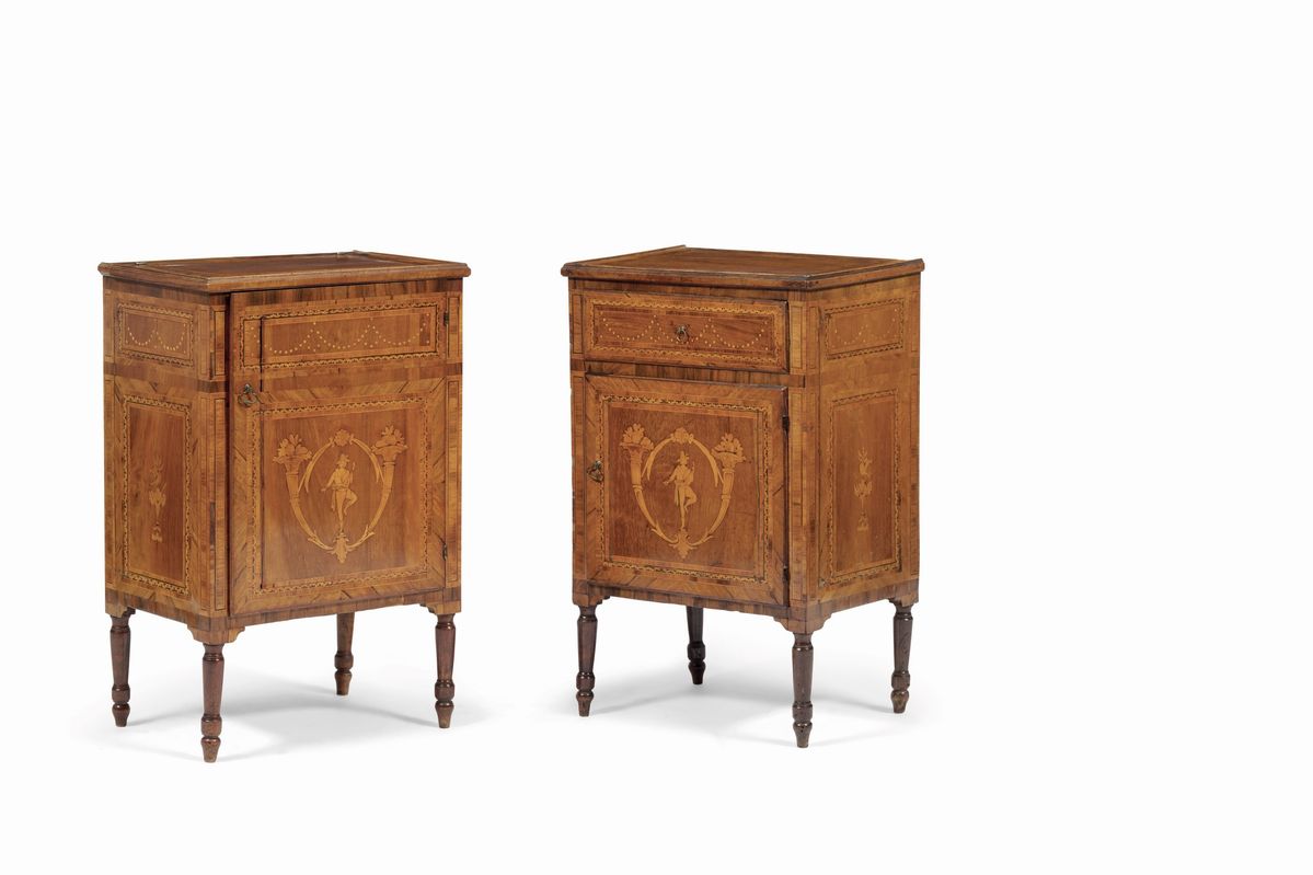 Coppia di Comodini in Legno Lastronato ed Intarsiato. XVIII Secolo