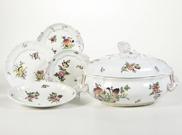 Una zuppiera e quattro diversi piatti. Milano, società ceramica Richard, verso la fine del XIX secolo.