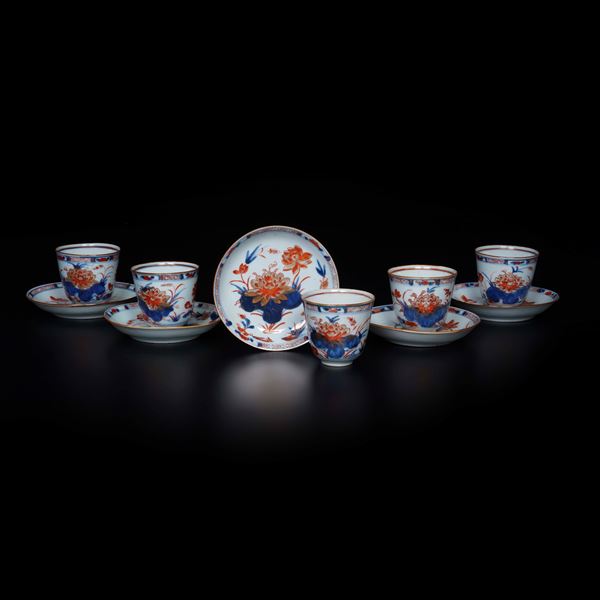 Sette tazzine con piattino in porcellana Imari e 1 piattino diverso