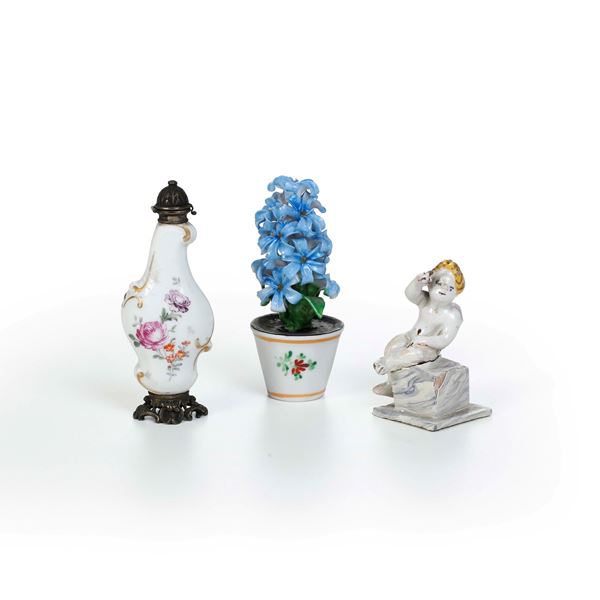 Una bottiglietta porta profumo, XIX secolo.