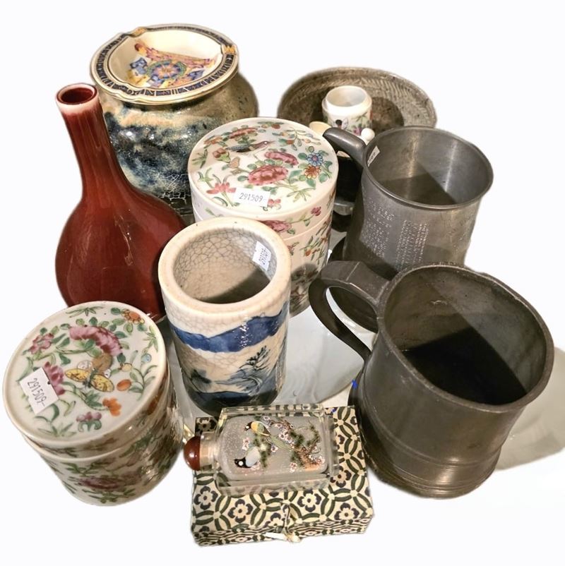 Miscellanea di contenitori di diverso materiale e decoro  - Asta Antiquariato - Cambi Casa d'Aste